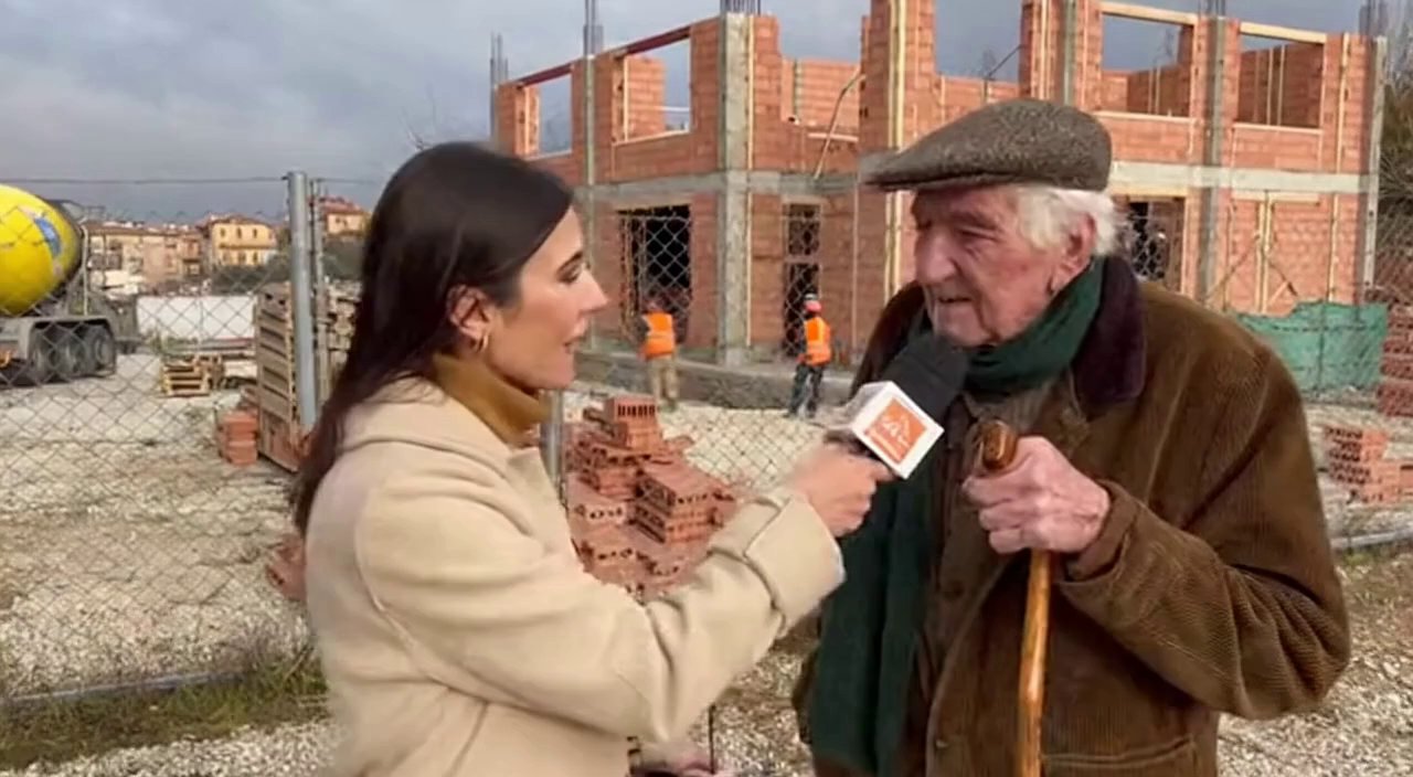 [Sora 2] Una giornalista intervista un signore anziano che sta guardando un cantiere edile di costruzione cas... - Veo 3 AI video prompt thumbnail