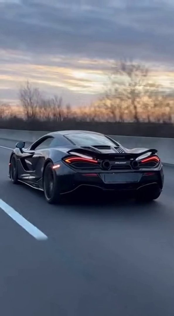 [Sora 2] Vidéo cinématographique ultra photoréaliste d’une McLaren 750S noire, proportions exactes, peinture ... - Veo 3 AI video prompt thumbnail