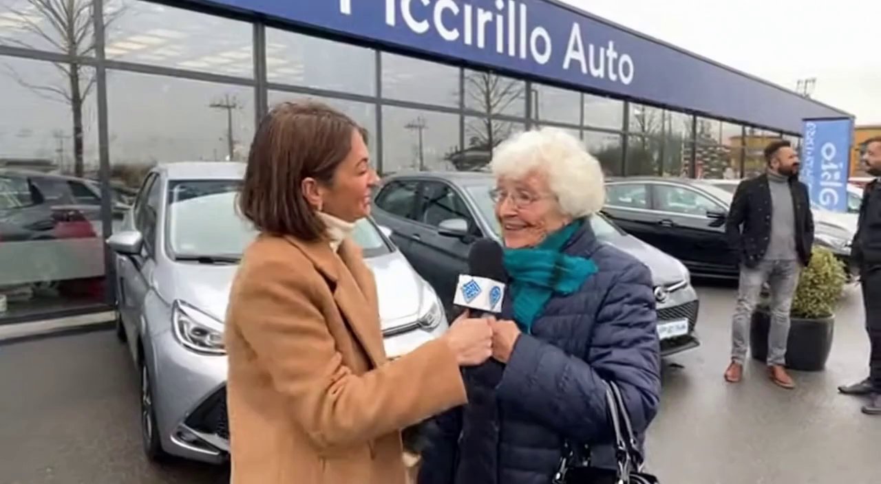[Sora 2] C e la giornalista che incontra una signora anziana davanti alla concessionaria Piccirillo auto e gl... - Veo 3 AI video prompt thumbnail
