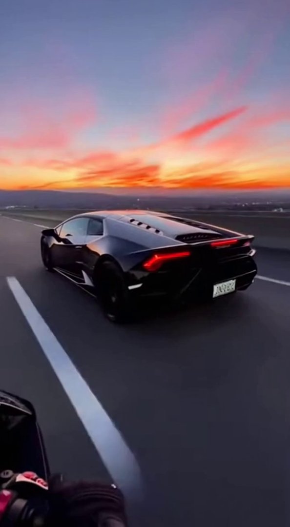 [Sora 2] Vidéo cinématographique hyper réaliste d’une Lamborghini Huracán noire, véhicule réel, aucun style c... - Veo 3 AI video prompt thumbnail