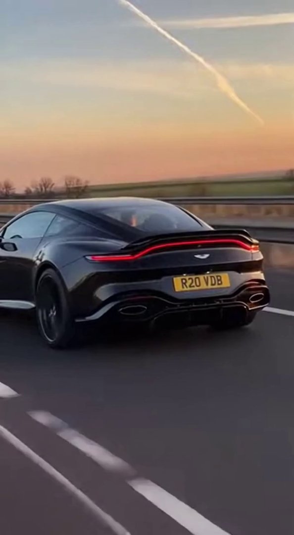 [Sora 2] Vidéo cinématographique ultra photoréaliste d’une Aston Martin DBS / DB12 noire, véhicule réel, élég... - Veo 3 AI video prompt thumbnail