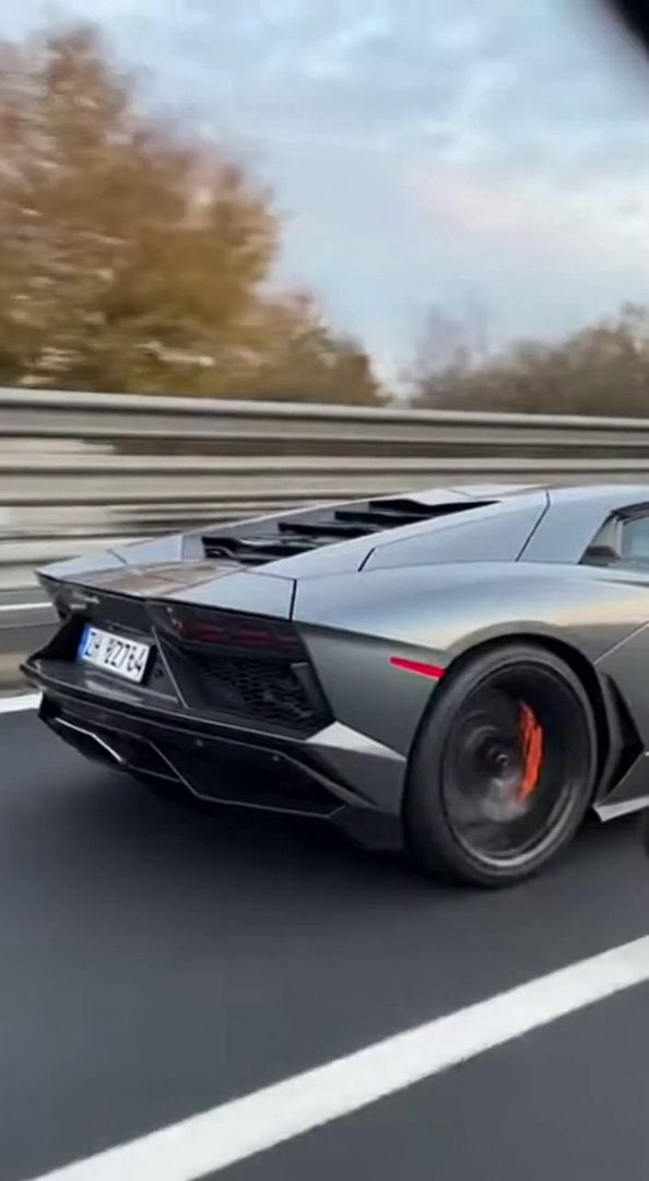 [Sora 2] Vidéo cinématographique hyper réaliste d’une Lamborghini Aventador grise, véhicule réel, aucun style... - Veo 3 AI video prompt thumbnail