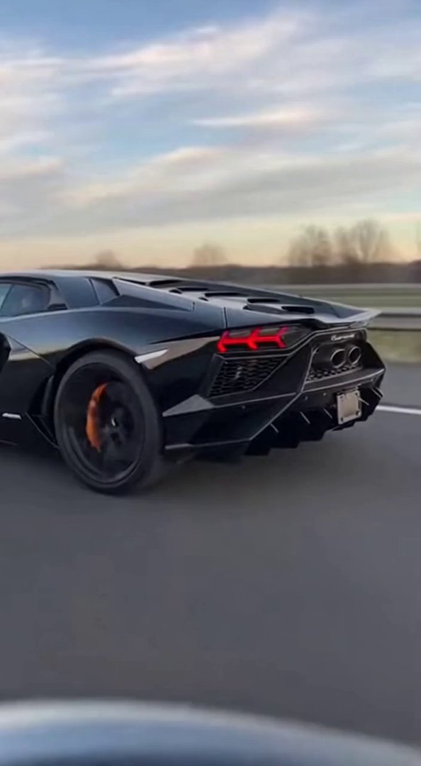 [Sora 2] Vidéo cinématographique hyper réaliste d’une Lamborghini Revuelto noire, véhicule réel, aucun cartoo... - Veo 3 AI video prompt thumbnail