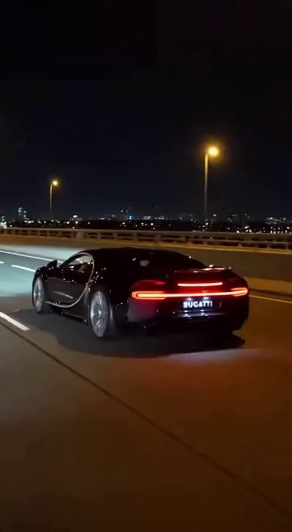 [Sora 2] Vidéo cinématographique ultra photoréaliste d’une Bugatti Chiron noire, véhicule réel, proportions e... - Veo 3 AI video prompt thumbnail