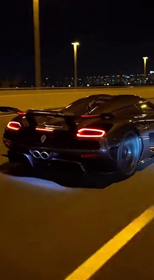 [Sora 2] Vidéo cinématographique ultra photoréaliste d’une Koenigsegg Jesko noire, véhicule réel, proportions... - Veo 3 AI video prompt thumbnail