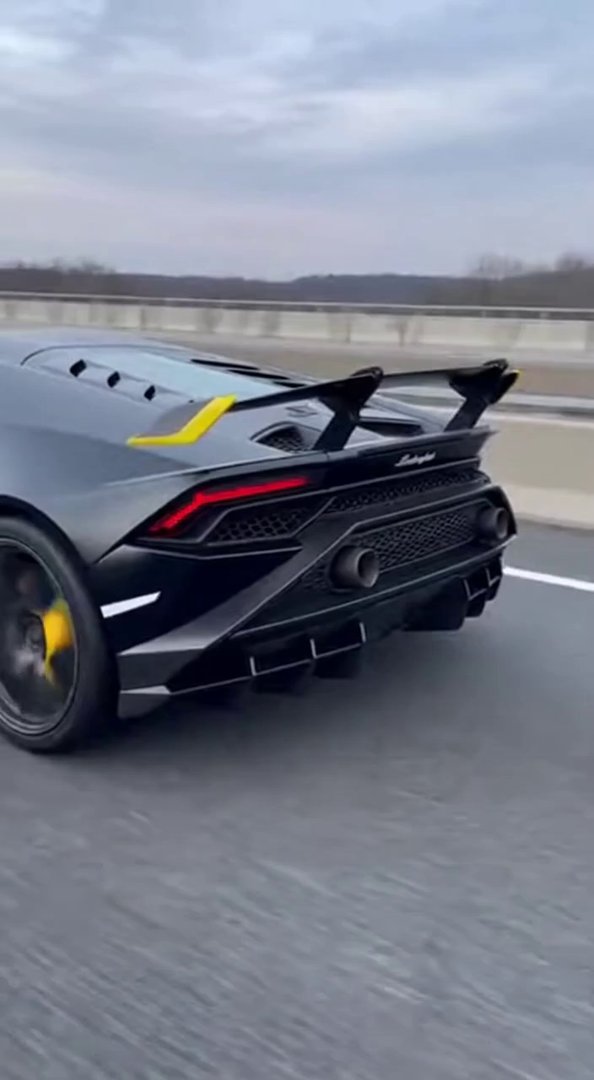 [Sora 2] Vidéo cinématographique ultra hyper réaliste d’une Lamborghini Huracán STO noire, véhicule réel, pro... - Veo 3 AI video prompt thumbnail