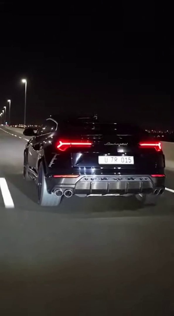 [Sora 2] Vidéo cinématographique ultra photoréaliste d’un Lamborghini Urus Performante noir, proportions exac... - Veo 3 AI video prompt thumbnail
