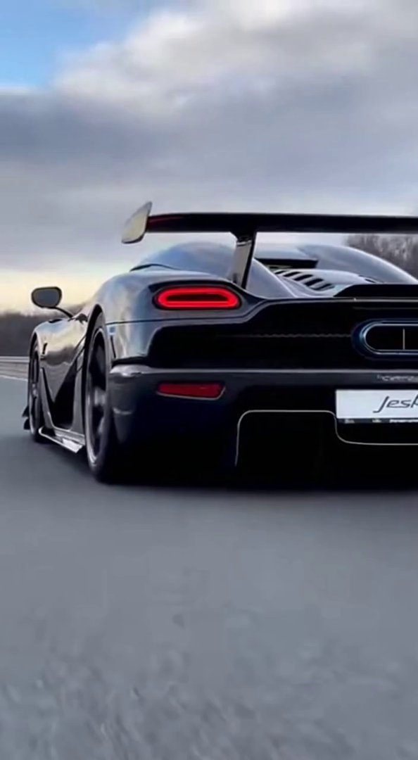 [Sora 2] Vidéo cinématographique ultra hyper réaliste d’une Koenigsegg noire (Jesko ou Regera), véhicule réel... - Veo 3 AI video prompt thumbnail