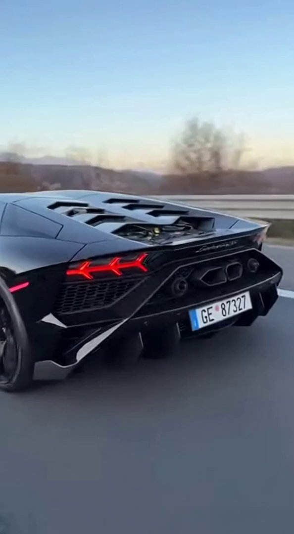 [Sora 2] Vidéo cinématographique hyper réaliste d’une Lamborghini Revuelto noire, véhicule réel, aucun cartoo... - Veo 3 AI video prompt thumbnail