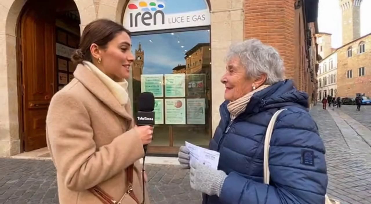 [Sora 2] C è la giornalista che intervista una signora anziana fuori il negozio luce e gas di Iren a Siena e ... - Veo 3 AI video prompt thumbnail