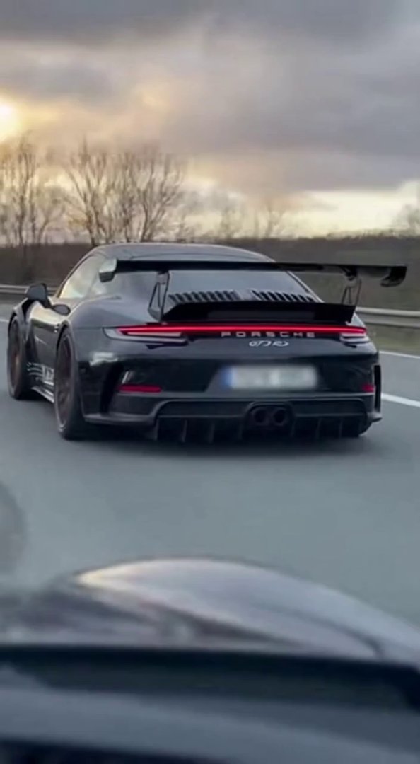 [Sora 2] Vidéo cinématographique ultra photoréaliste d’une Porsche 911 GT3 RS noire, véhicule réel, proportio... - Veo 3 AI video prompt thumbnail