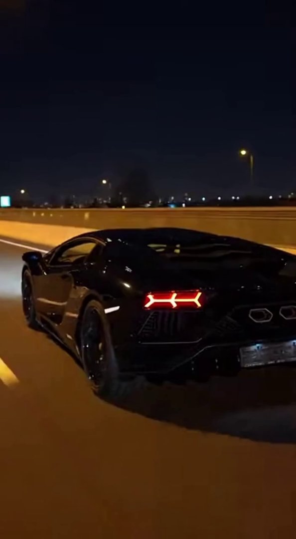 [Sora 2] Vidéo cinématographique ultra photoréaliste d’une Lamborghini Revuelto noire, véhicule réel, proport... - Veo 3 AI video prompt thumbnail