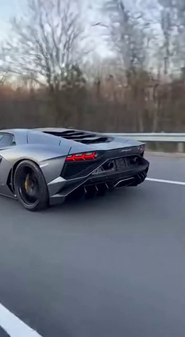 [Sora 2] Vidéo cinématographique hyper réaliste d’une Lamborghini Aventador grise, véhicule réel, proportions... - Veo 3 AI video prompt thumbnail