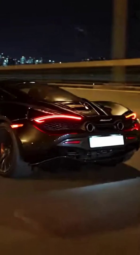 [Sora 2] Vidéo cinématographique ultra photoréaliste d’une McLaren 720S noire, véhicule réel, proportions exa... - Veo 3 AI video prompt thumbnail