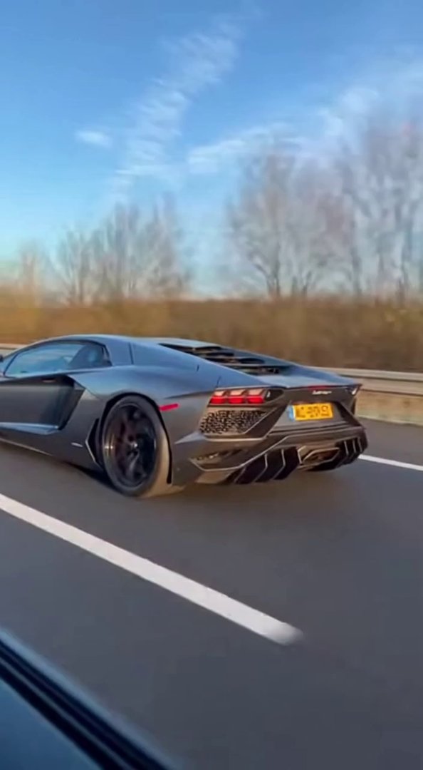 [Sora 2] Vidéo cinématographique hyper réaliste d’une Lamborghini Aventador grise, véhicule réel, aucun style... - Veo 3 AI video prompt thumbnail