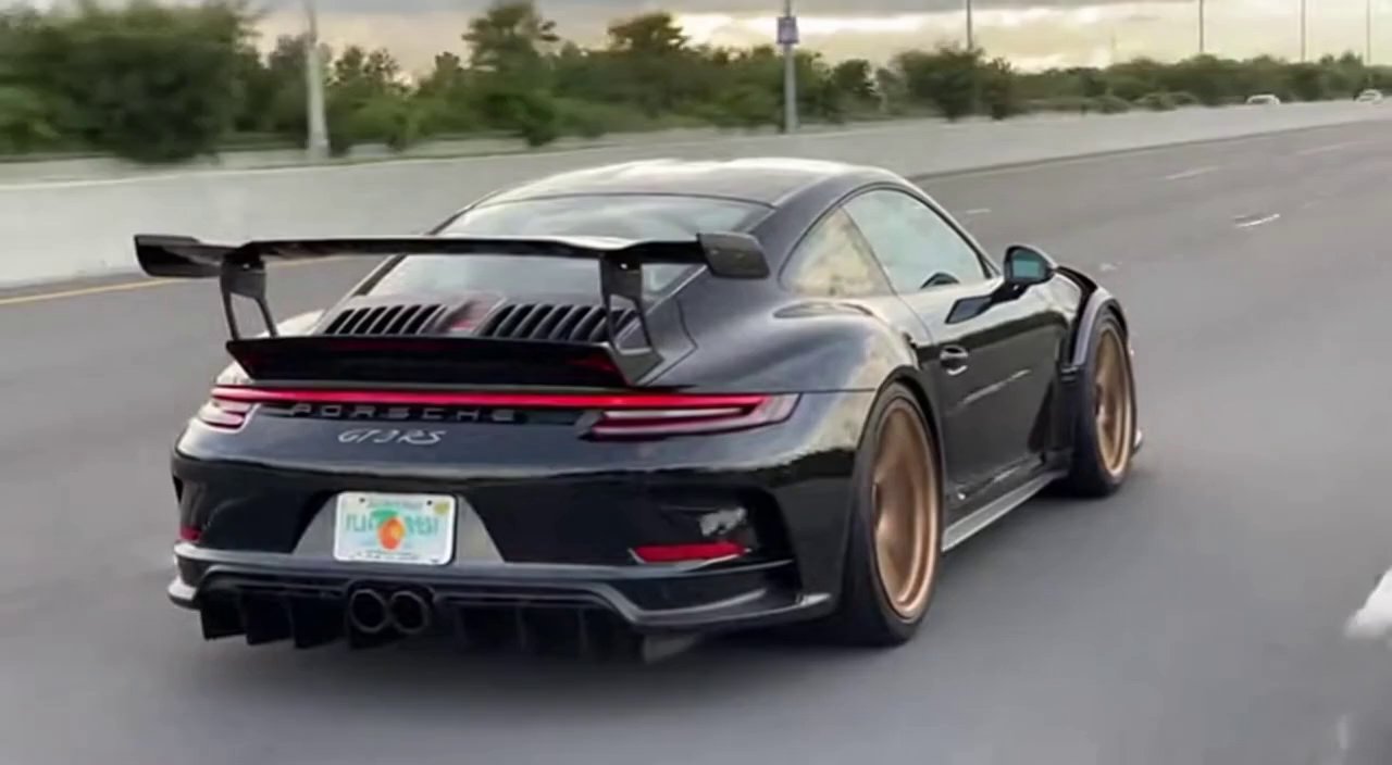 [Sora 2] Vidéo cinématographique ultra photoréaliste d’une Porsche 911 GT3 RS noire, véhicule réel, proportio... - Veo 3 AI video prompt thumbnail