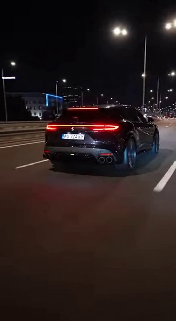 [Sora 2] Vidéo cinématographique ultra photoréaliste d’une Ferrari Purosangue noire, véhicule réel, proportio... - Veo 3 AI video prompt thumbnail