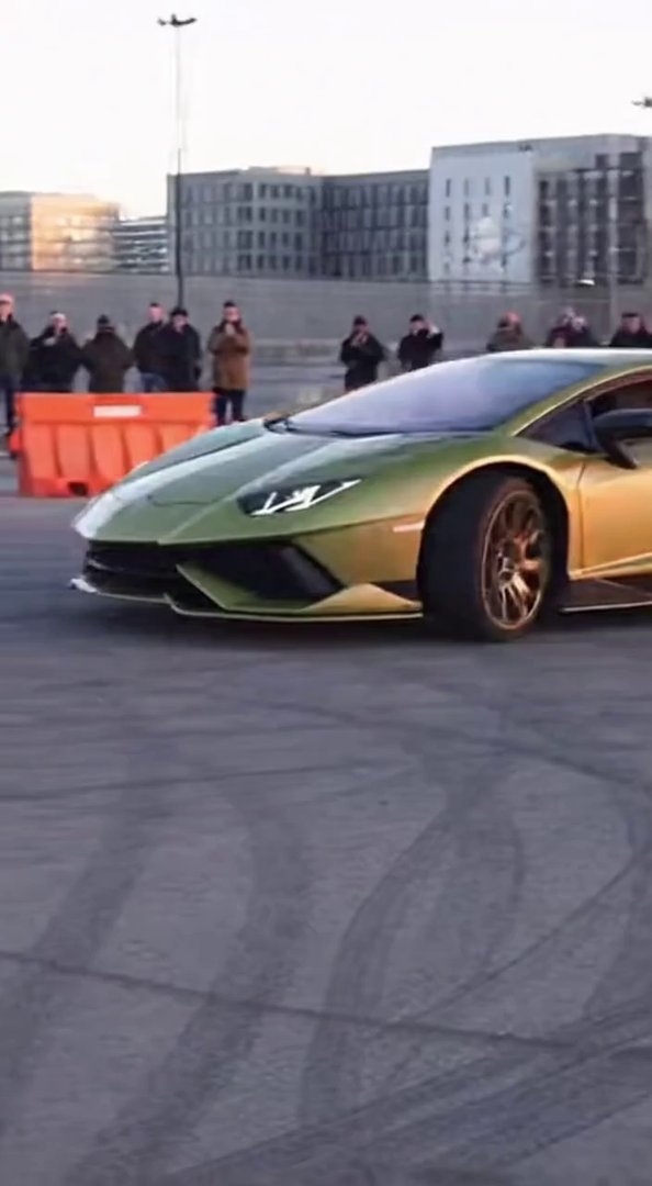 [Sora 2] Vidéo cinématographique hyper réaliste d’une Lamborghini Revuelto couleur or champagne, véhicule rée... - Veo 3 AI video prompt thumbnail