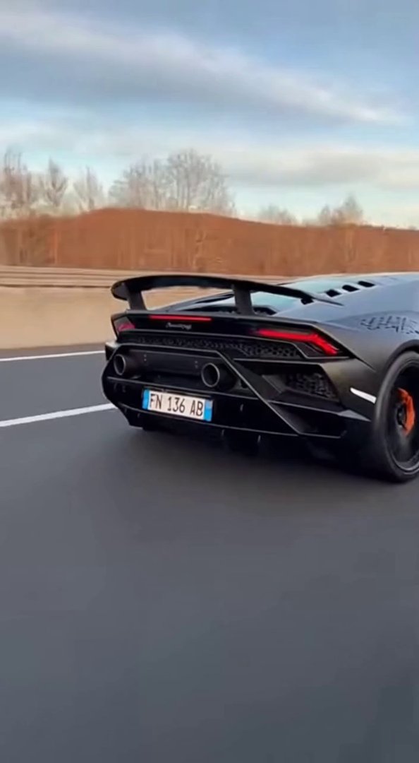 [Sora 2] Vidéo cinématographique ultra photoréaliste d’une Lamborghini Huracán STO noire, véhicule réel, prop... - Veo 3 AI video prompt thumbnail