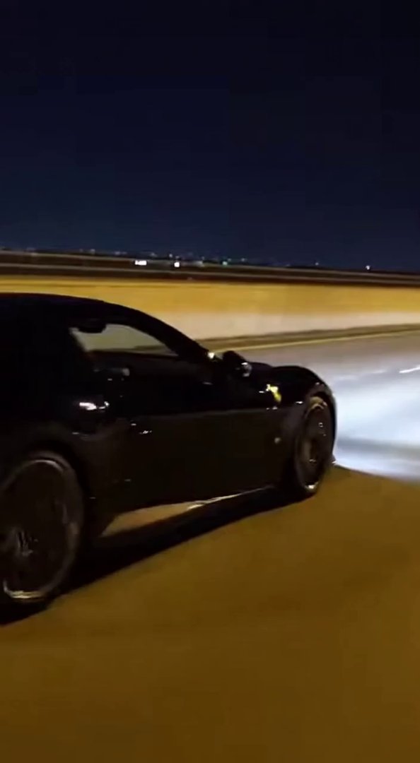 [Sora 2] **« Vidéo ultra réaliste d’une Ferrari Roma noire, exactement le modèle 2025 avec le même design que... - Veo 3 AI video prompt thumbnail