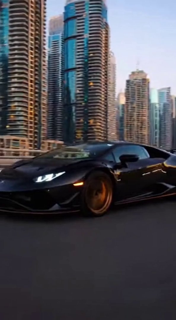 [Sora 2] « Créer une vidéo hyper réaliste en 4K, style publicité automobile ultra luxe, avec un rendu totalem... - Veo 3 AI video prompt thumbnail