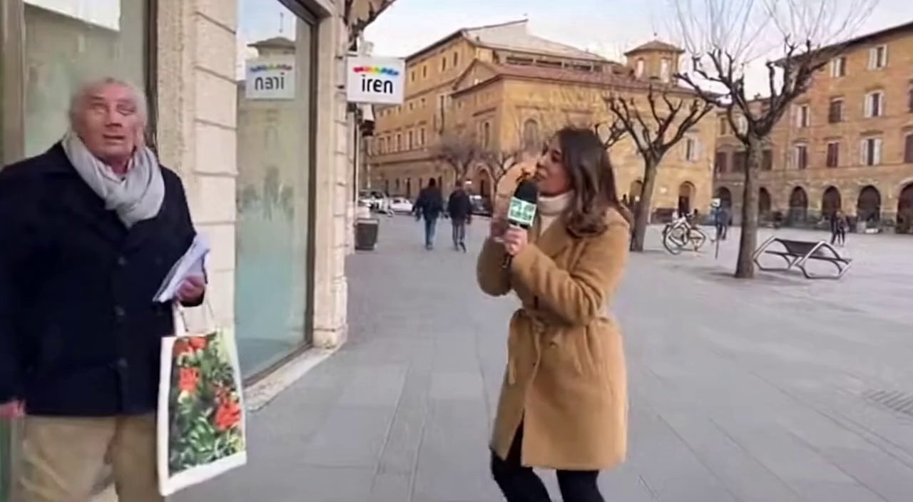 [Sora 2] Siamo davanti al negozio Iren di Siena in piazza Gramsci, c'è la giornalista che intervista il signo... - Veo 3 AI video prompt thumbnail