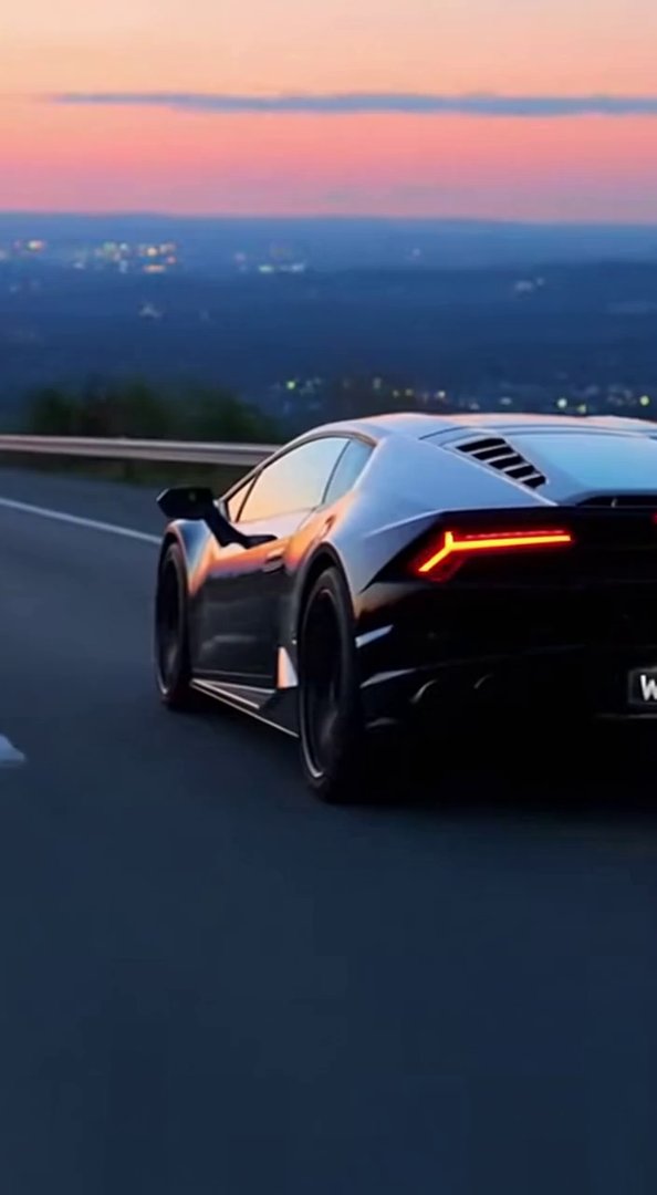 [Sora 2] Scène cinématique ultra-réaliste sur autoroute juste avant la nuit. Une Lamborghini Huracán noire br... - Veo 3 AI video prompt thumbnail
