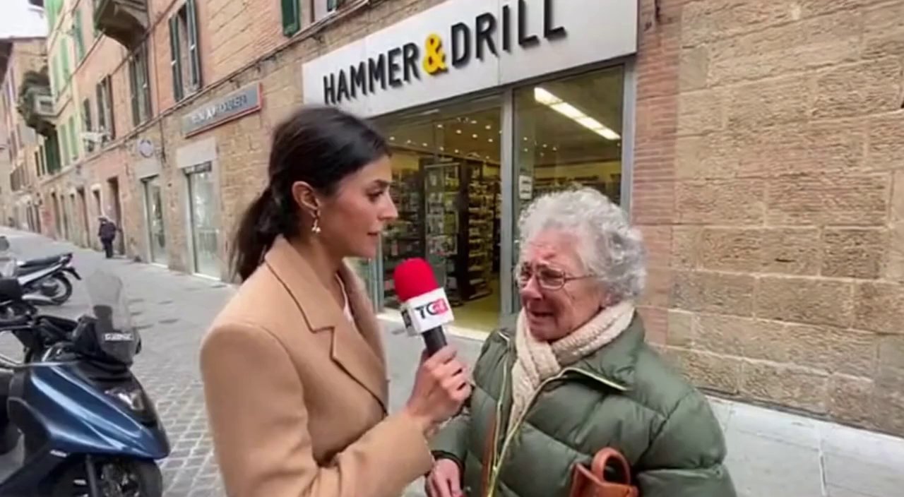 [Sora 2] La giornalista intervista una signora anziana davanti alla sede Hammer & drill a Siena in strada di ... - Veo 3 AI video prompt thumbnail