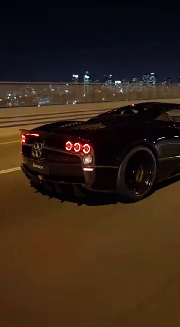 [Sora 2] Vidéo cinématographique ultra photoréaliste d’une Pagani Utopia noire, véhicule réel, proportions ex... - Veo 3 AI video prompt thumbnail