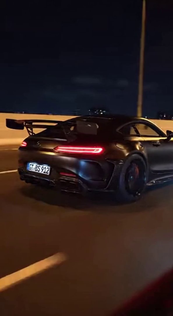 [Sora 2] Vidéo cinématographique ultra photoréaliste d’une Mercedes-AMG GT Black Series noire, véhicule réel,... - Veo 3 AI video prompt thumbnail