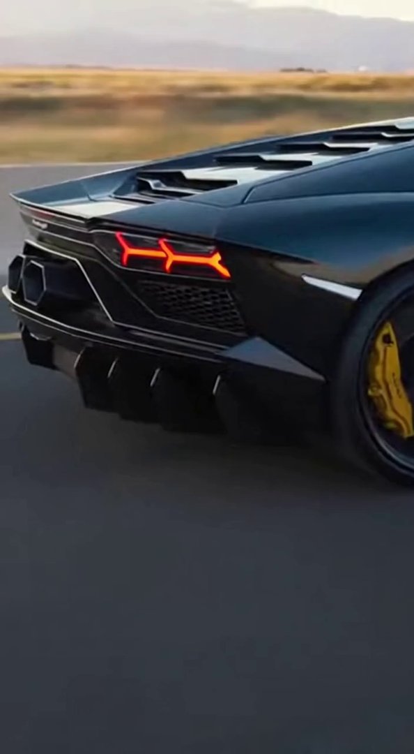 [Sora 2] Vidéo cinématographique hyper réaliste d’une Lamborghini Revuelto noire, véhicule réel, proportions ... - Veo 3 AI video prompt thumbnail