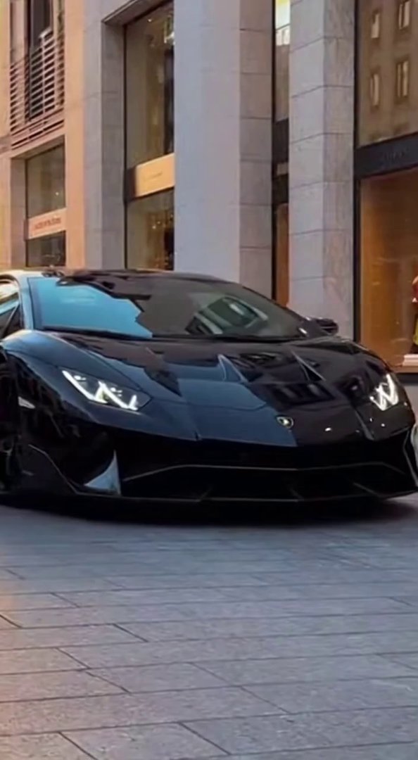 [Sora 2] Vidéo cinématographique hyper réaliste d’une Lamborghini Revuelto noire, véhicule réel, proportions ... - Veo 3 AI video prompt thumbnail