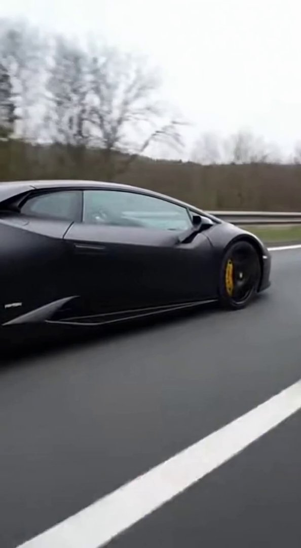 [Sora 2] Vidéo ultra-réaliste d’une Lamborghini Huracán entièrement noire (full black, satin black), en train... - Veo 3 AI video prompt thumbnail
