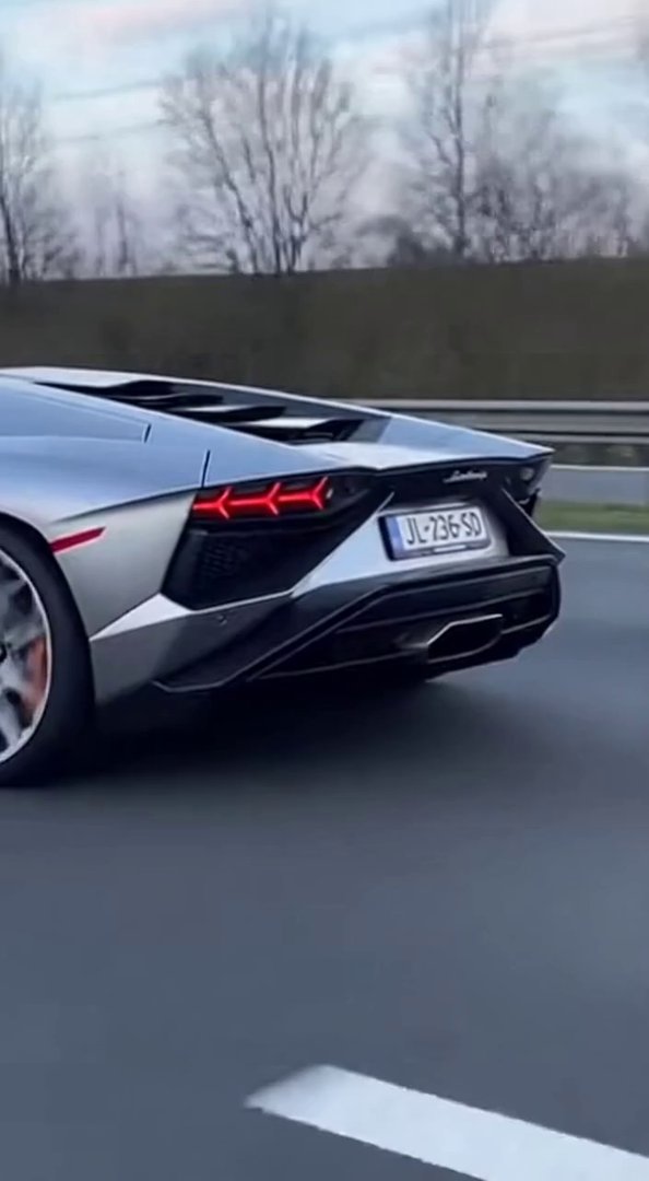 [Sora 2] Vidéo cinématographique hyper réaliste d’une Lamborghini Aventador grise, véhicule réel, proportions... - Veo 3 AI video prompt thumbnail