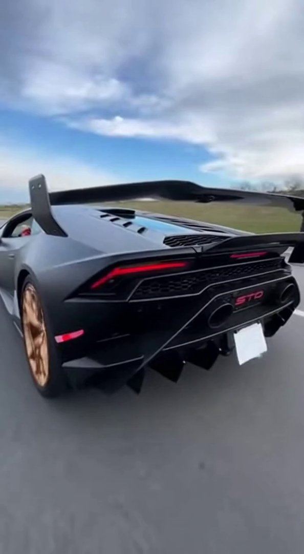 [Sora 2] Vidéo cinématographique ultra photoréaliste d’une Lamborghini Huracán STO noire, véhicule réel, prop... - Veo 3 AI video prompt thumbnail