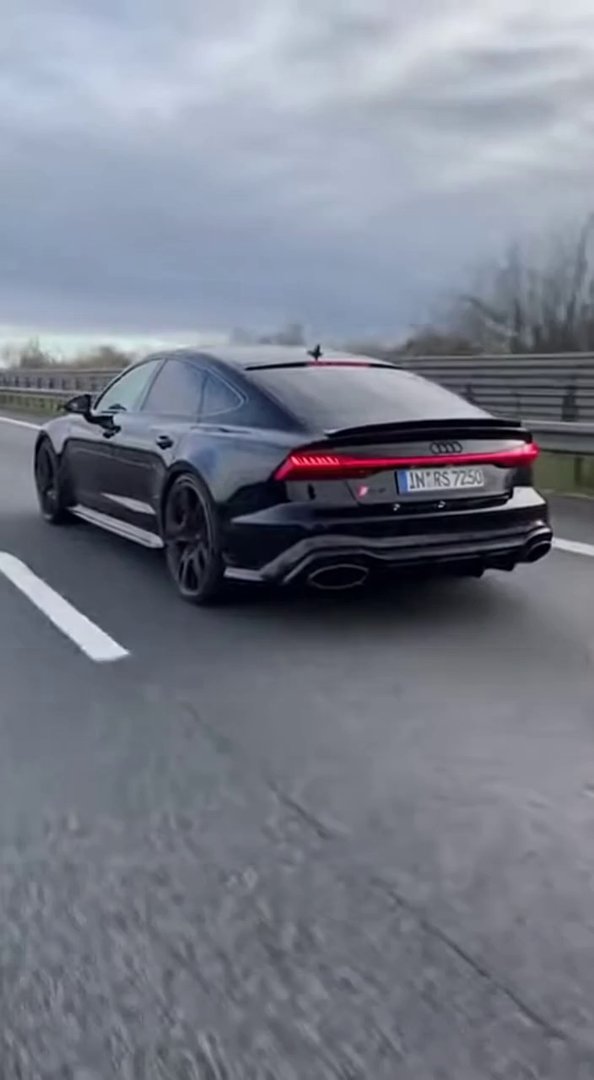 [Sora 2] Vidéo cinématographique ultra hyper réaliste d’une Audi RS7 noire (dernière génération), véhicule ré... - Veo 3 AI video prompt thumbnail