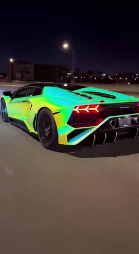 [Sora 2] Vidéo cinématographique ultra photoréaliste d’une Lamborghini Revuelto avec carrosserie effet verre ... - Veo 3 AI video prompt thumbnail