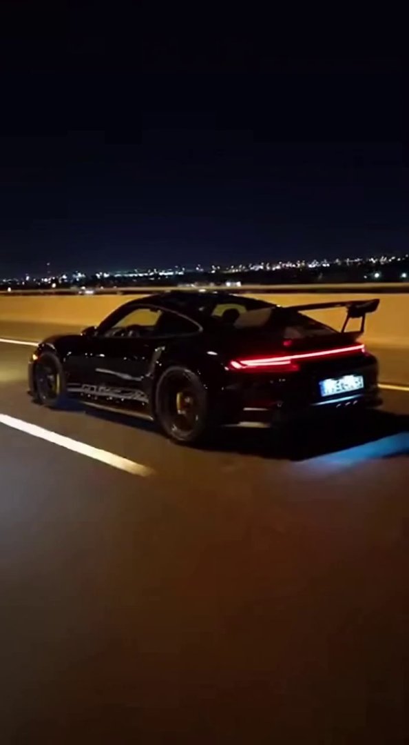 [Sora 2] Vidéo cinématographique ultra photoréaliste d’une Porsche 911 GT3 RS noire, véhicule réel, proportio... - Veo 3 AI video prompt thumbnail