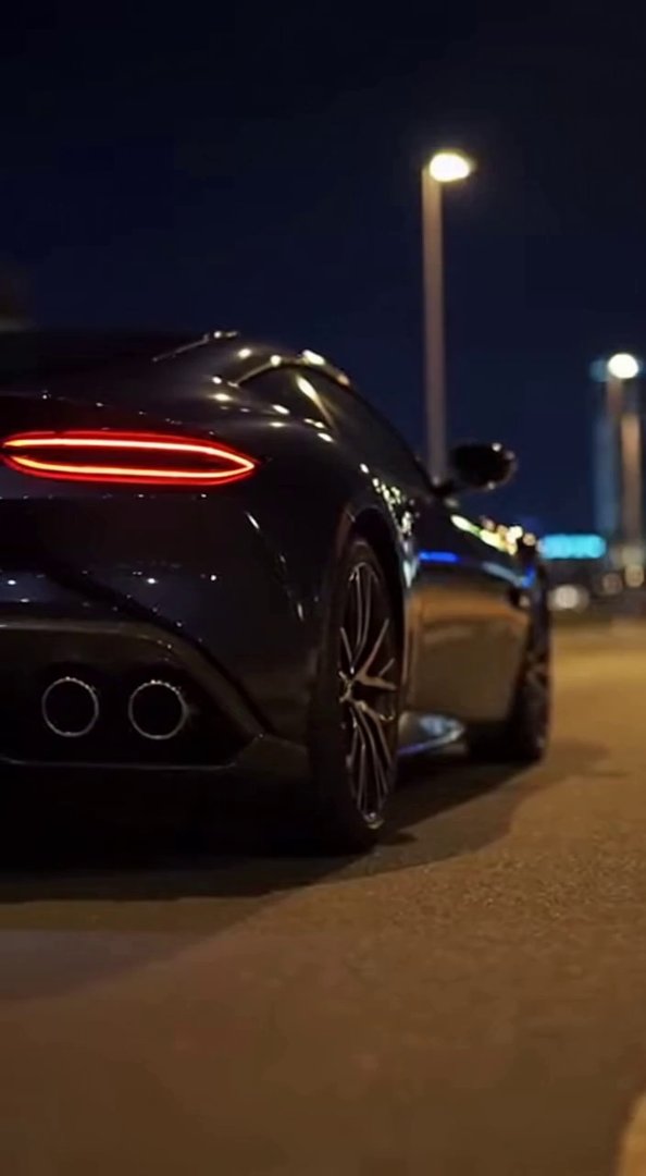 [Sora 2] Dernier plan hyper réaliste, AUCUN CARTOON, de la Ferrari Roma 2025 noire.
Caméra basse à l’arrière... - Veo 3 AI video prompt thumbnail