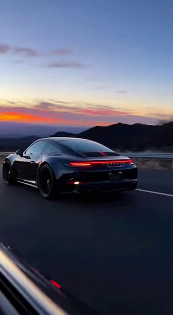 [Sora 2] Vidéo cinématographique hyper réaliste d’une Porsche 911 noire, véhicule réel.

Caméra latérale to... - Veo 3 AI video prompt thumbnail