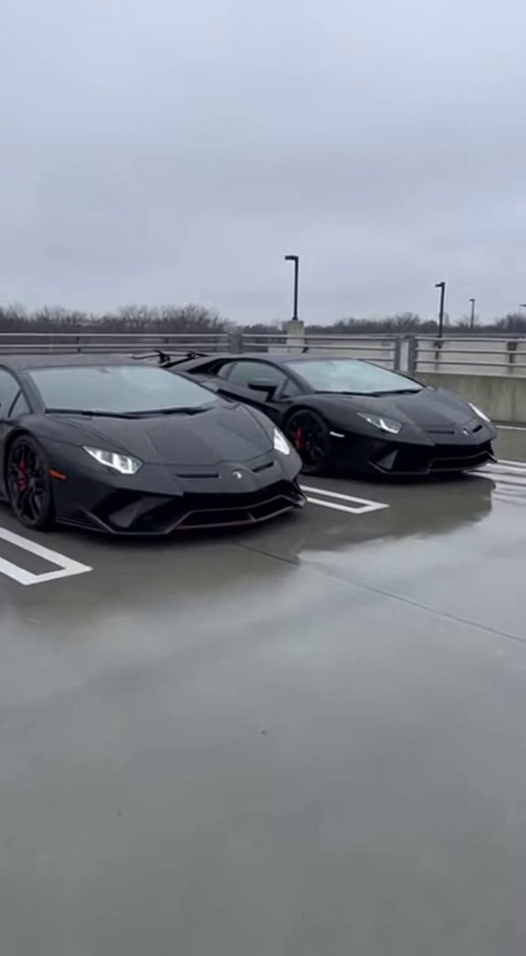 [Sora 2] **« Scène ultra réaliste en 4K d’un parking moderne et vide, par temps gris.
Deux Lamborghini noire... - Veo 3 AI video prompt thumbnail