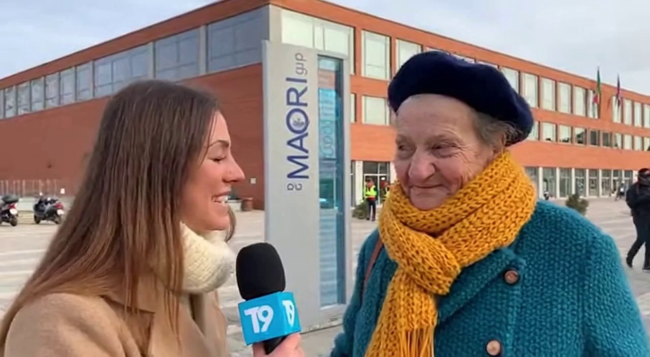 [Sora 2] Siamo fuori alla sede MAORI group  di Siena e la giornalista intervista una signora anziana e gli ch... - Veo 3 AI video prompt thumbnail