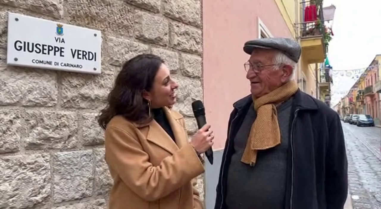 [Sora 2] C e la giornalista che intervista un signore anziano davanti al cartello Via Giuseppe Verdi nel comu... - Veo 3 AI video prompt thumbnail