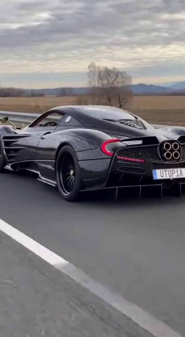 [Sora 2] Vidéo cinématographique ultra photoréaliste d’une Pagani Utopia noire, véhicule réel, proportions ex... - Veo 3 AI video prompt thumbnail