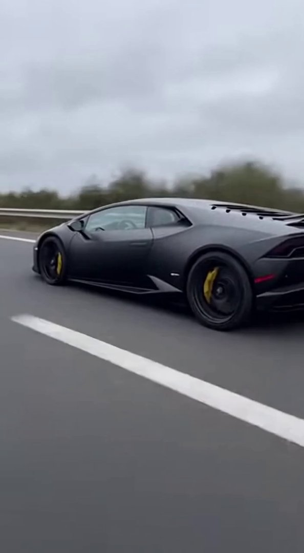 [Sora 2] Vidéo ultra-réaliste d’une Lamborghini Huracán entièrement noire (full black, satin black), en train... - Veo 3 AI video prompt thumbnail