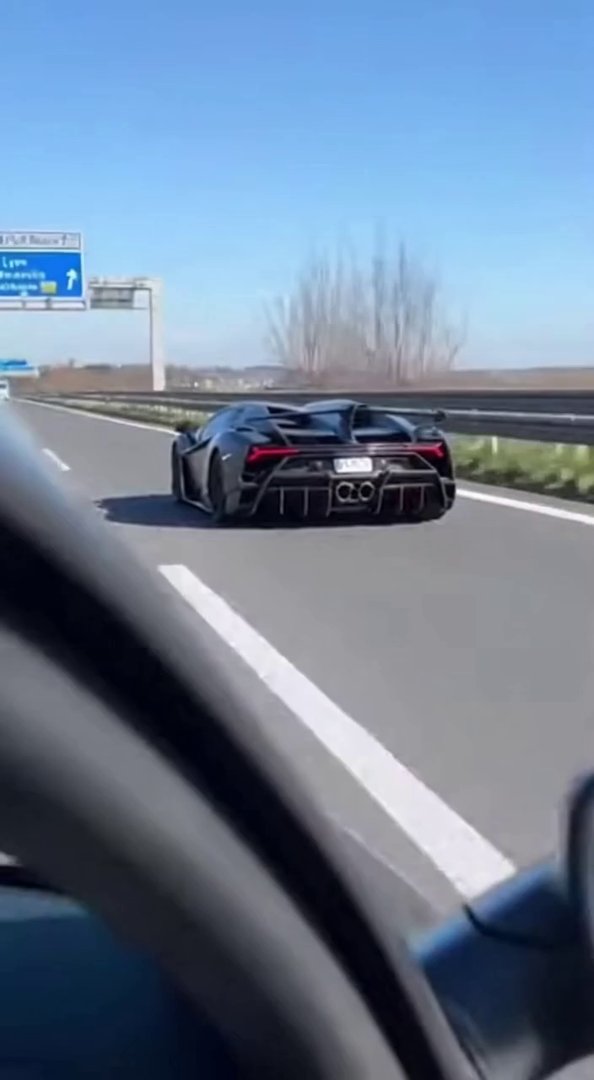 [Sora 2] Vertical 9:16, ultra-réaliste, style vidéo smartphone TikTok, qualité cinéma réaliste, lumière natur...