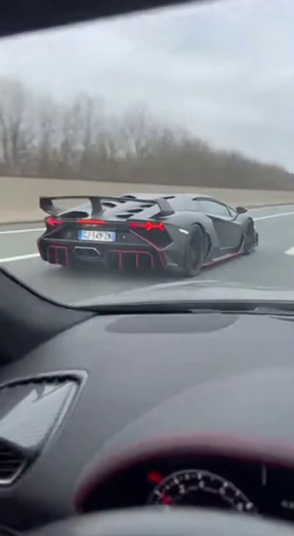 [Sora 2] Vidéo ultra réaliste, très nerveuse, filmée en POV depuis une voiture suivant une Lamborghini Veneno...