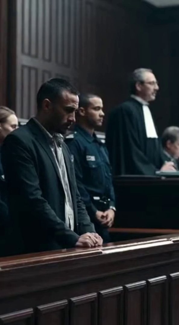 [Sora 2] Scène de tribunal correctionnel français, réalisme documentaire, style cinéma sobre.
Plan large uni... - Veo 3 AI video prompt thumbnail