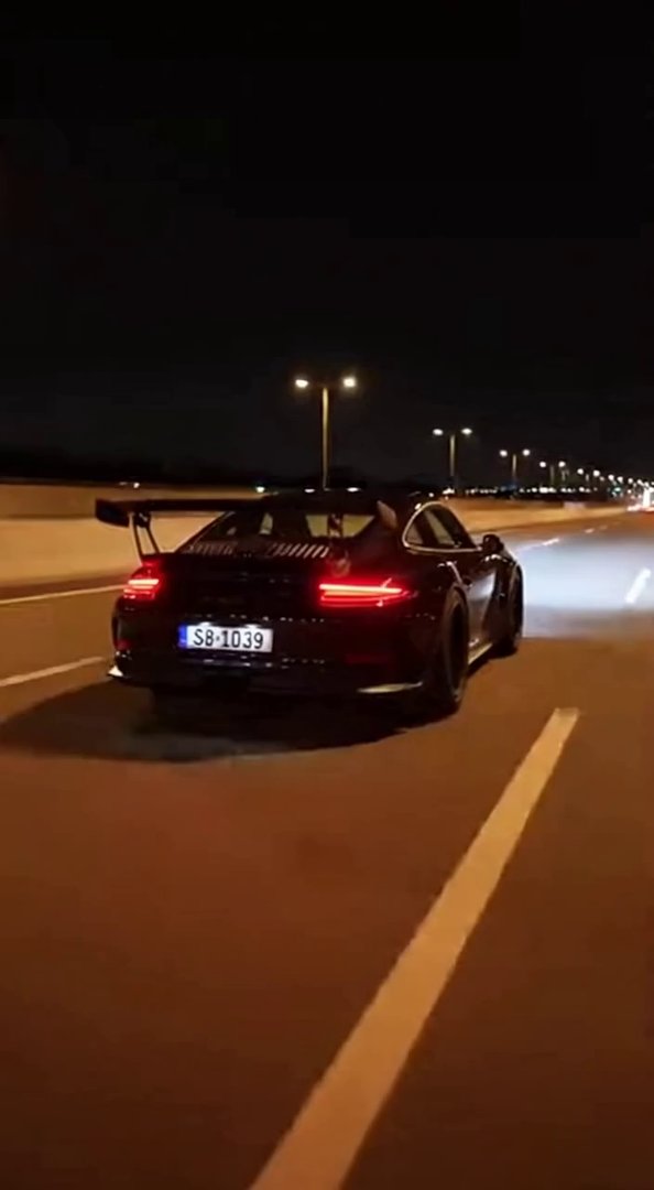 [Sora 2] Vidéo cinématographique ultra photoréaliste d’une Porsche 911 GT3 RS noire, autoroute nocturne réell... - Veo 3 AI video prompt thumbnail