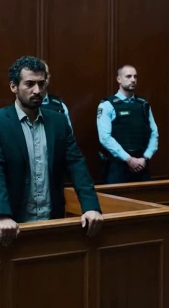 [Sora 2] Scène de tribunal correctionnel français, réalisme documentaire, style cinéma sobre.
Plan large uni... - Veo 3 AI video prompt thumbnail